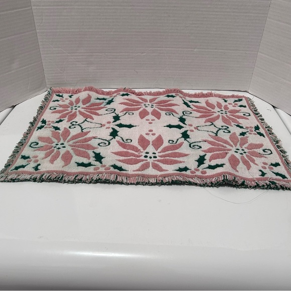 Set of 2 reversible poinsettia pattern fabric placemats - Picture 3 of 5